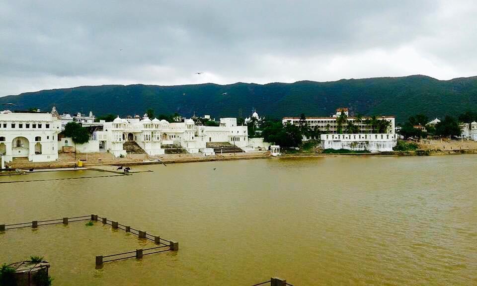 Hotel White House Pushkar Bagian luar foto